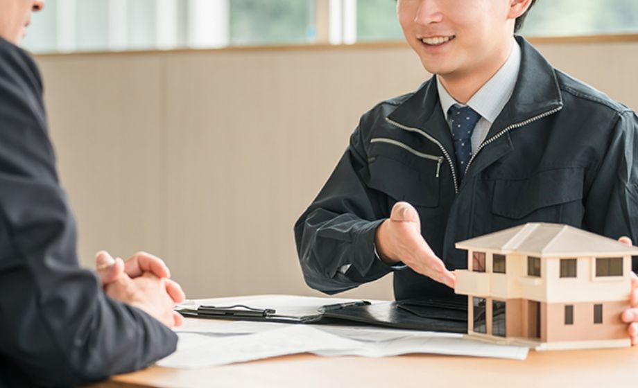 家族でダイニングを囲む幸せな暮らし