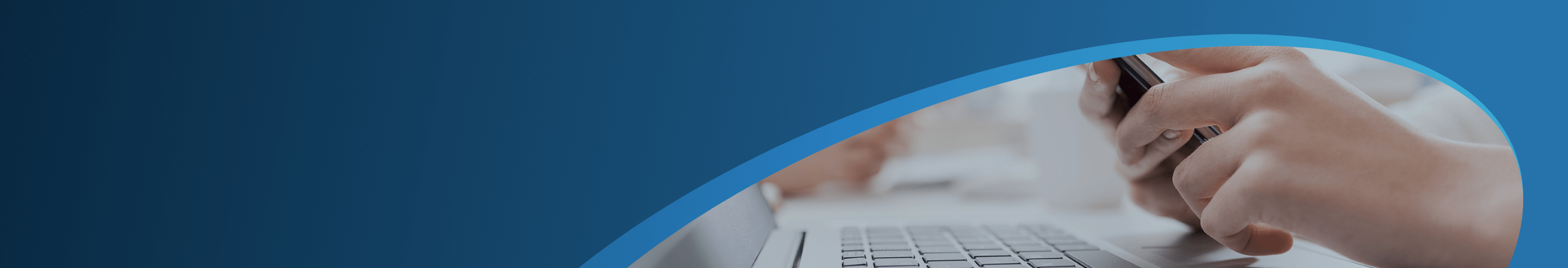 スマホを持った手の画像