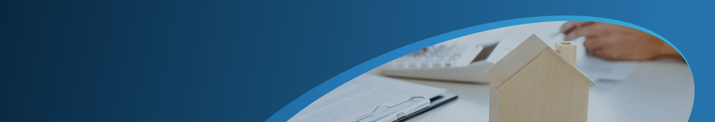 家の模型の後ろに文房具たちが並んでいる